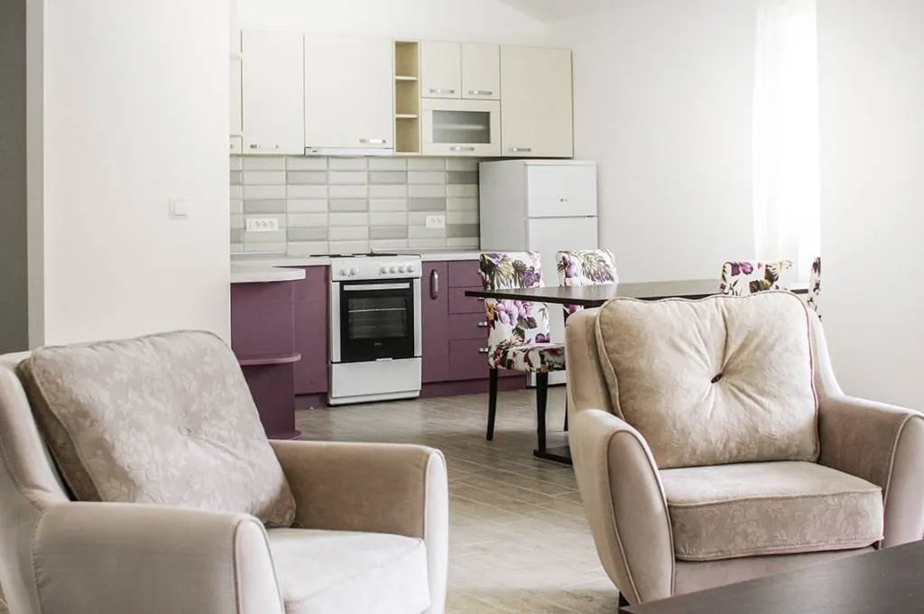 Комплекс с домами и бассейном в тихом районе